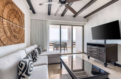 Zona Hotelera Hotel | 4 Coastal King Suites w/Ocean View – 5-Min Drive to Historic Plaza Mijares