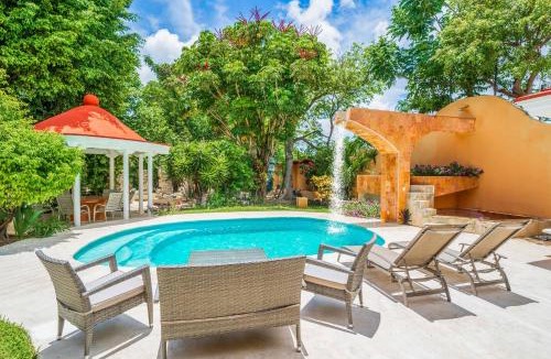 Alfredo V. Bonfil Villa | 5 Bedroom Luxury Villa with Private Pool and Security - fits 12