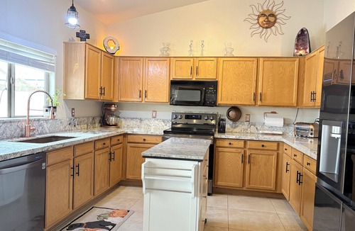 Peoria House | 5min Spring Training-Sauna, Pool, Dog Kid friendly, Fitness rm, Stacked kitchen