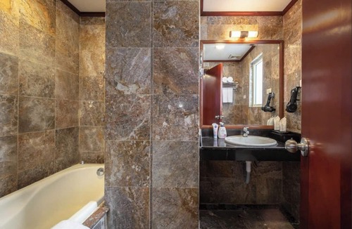 Bui Thi Xuan Hotel | A25 Hotel - 221 Bach Mai