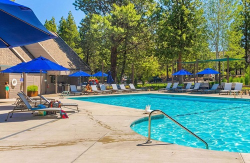 Century West Apartment | Alpine Studio at Mount Bachelor w/Pool & Hot Tub