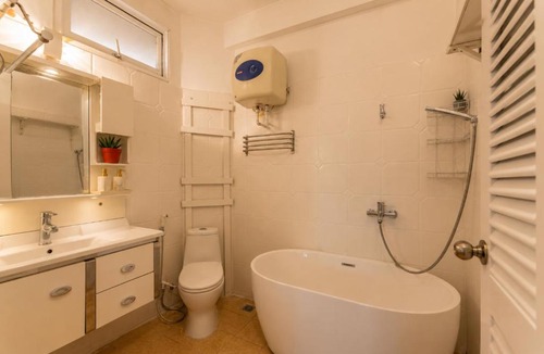 French Quarter Apartment | Antique Studio - French Quarter, Balcony&Free Laundry