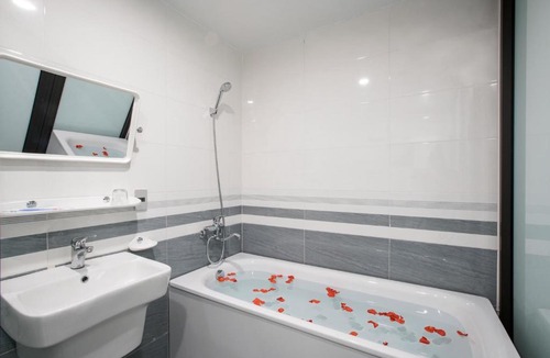 Ngo Quyen Hotel | AUI Hotel 38 Máy Tơ