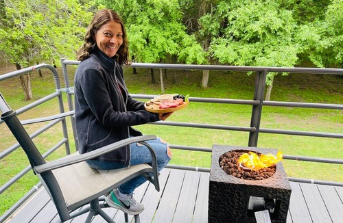Camp Swift Cabin | Bastrop Tiny Disc Golf Retreat & Enclosed pool