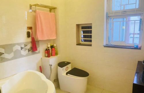 Tan Thuan Dong House | Bathtub & Big Closet Room