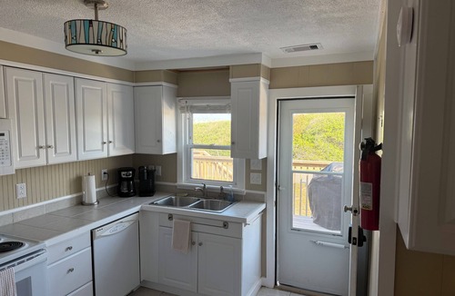 Kill Devil Hills Cottage | Beach side 3-bed across from Wright Brothers Park, 2 blocks from beach access
