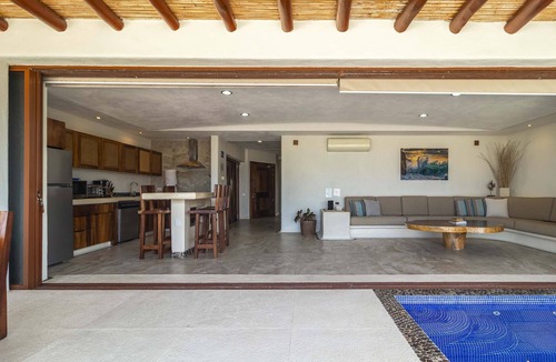 Zihuatanejo Apartment | Beachfront apartment