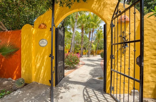 Los Barriles House | Beachfront Estate Sleeps 12! Walk everywhere in Los Barriles with pool & spa