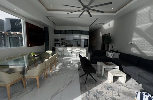 Bucerias Apartment | Beachfront Luxury Penthouse in Mar Azul in Bucerias | Sleeps 8 | 4BR/3BA 🌊 Stay in style at this brand-new beachfront penthouse in Bucerías! Featuring 4 bedrooms, 3 full baths, and 9 beds, it comfortably sleeps up to 8 guests. Enjoy high ceil