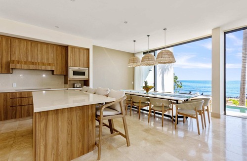 La Cruz de Huanacaxtle Condo | Beachfront Modern Luxury W/Pool! Sleeps 16!