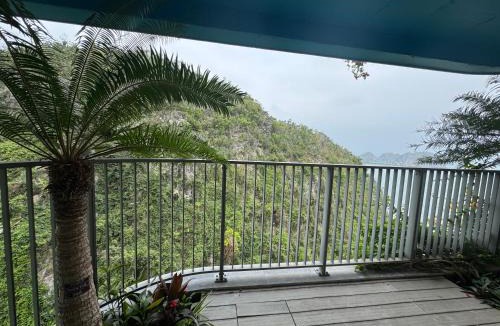Cat Ba Apartment | Beachfront Paradise with Ocean & Mountain Views - Cat Ba Resort