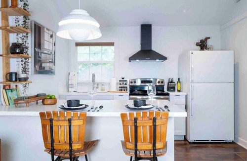 Greater Heights Apartment | boho chic studio w/pool,hot tub,relaxing courtyard