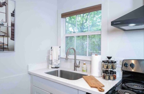 Greater Heights Apartment | boho chic studio w/pool,hot tub,relaxing courtyard