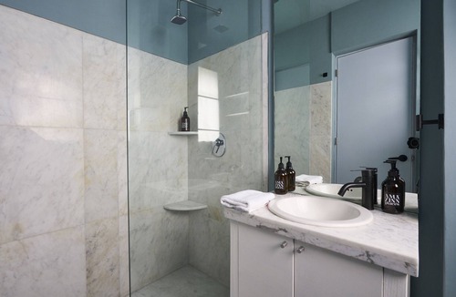 La Condesa Bed & Breakfast | Bright room private bathroom La Condesa C9
