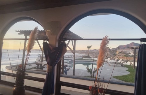 Playas de Rosarito Villa | Brisa Oceanfront & Poolside Villa - Right on the water. Jacuzzi, beach & bbq.