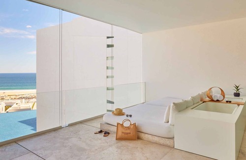 Zona Hotelera House | Cabo Coastal Escape: Beachfront, 5 Swimming Pools, Pet-friendly, Free Parking!