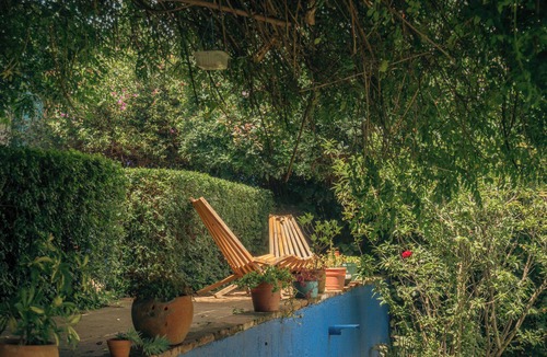 Del Cerrillo House | Casa Centralita: central San Cris, with views, yard, fire pit + tree house!