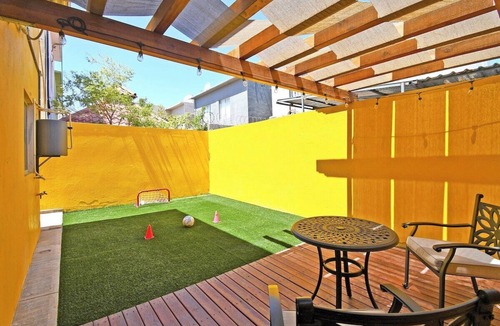 La Paz House | Casa Amarilla Renovada, Patios Amplios y Más