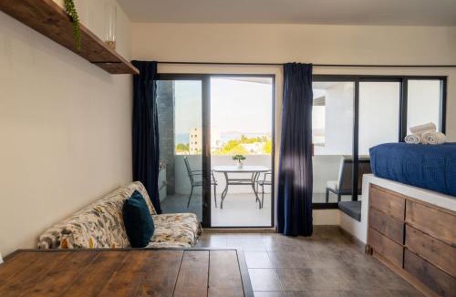 La Ventana Hotel | Casa Arrecife - Dorado Suite, Fast Wifi & Balcony! Beach is steps away!