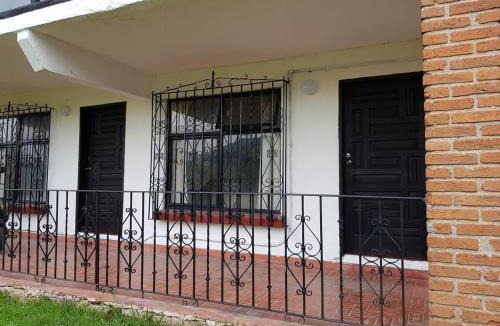 El Santuario House | Casa Grande, Casita, Gran Jardín, Juegos para 19 personas en el Pueblo