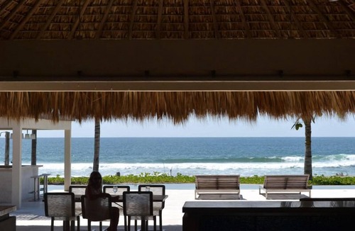 Barra de Colotepec Villa | Casa Hola Ola-Beach Villa-Pickleball-Padle Ball-Tennis-Chef-Lap Pool-STARLINK
