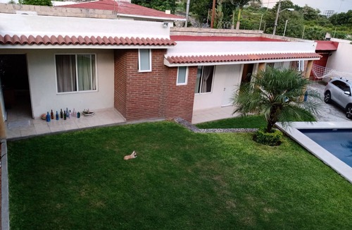 Xochitepec House | Casa Las Golondrinas cuenta con alberca privada y suites con baño completo y AC.