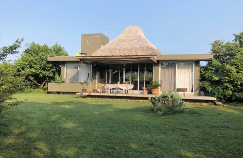 Alto Lucero House | Casa Malanah, with mega garden and direct access to the beach and lagoon!