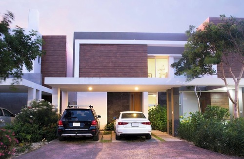 Merida House | Casa Moderna en Mérida: Alberca Privada, WiFi y 3 Habitaciones