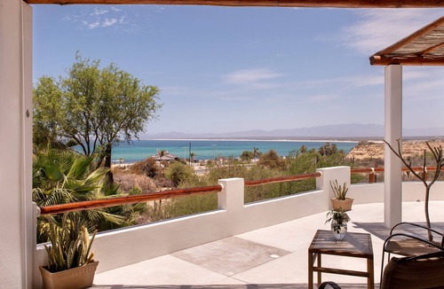 La Ventana Apartment | Casa Tako 1, CLEAN modern studio unit, 5 minutes walk to kite launch beach.