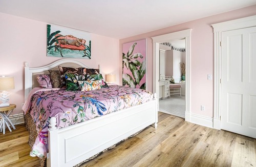Harbor Springs Condo | Charming second-floor studio with a private washer/dryer & walkable location