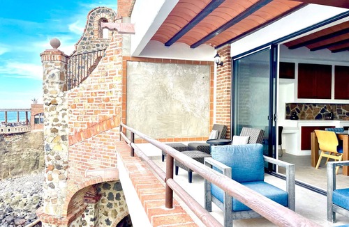 Primo Tapia House | Cheerful 4 bedroom with ocean front hot tub!