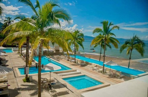 Las Glorias Apartment | Chic Oceanfront Studio Loft – Unique Art & Views