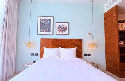 Centro Hotel | Chic Queen Deluxe Suite in the Heart of PDC
