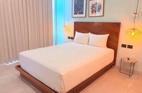 Centro Hotel | Chic Queen Deluxe Suite in the Heart of PDC