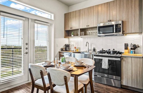 West Oak Hill Apartment | Classy Modern Studio with Pool plus Golf Sim