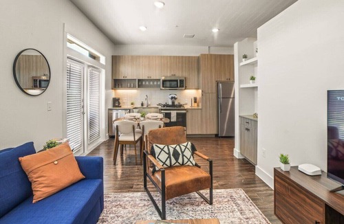 West Oak Hill Apartment | Classy Modern Studio with Pool plus Golf Sim