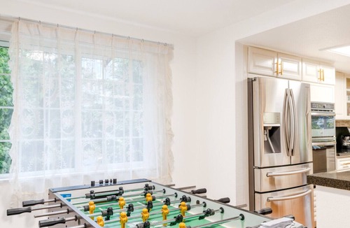 Shoreline House | Comfortable & Spacious 4BR Upper Unit