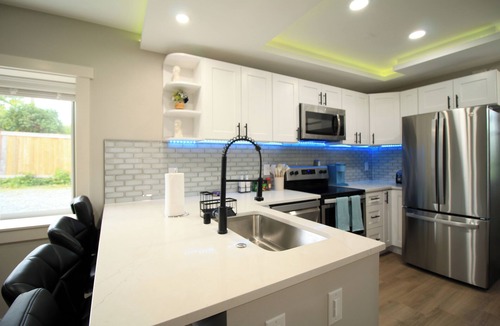 Everett House | Comfy Modern Historic Everett Stay A