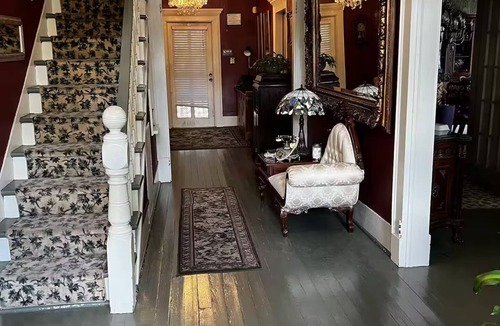 Bainbridge Bed & Breakfast | Commodore Bed & Breakfast/Library Room