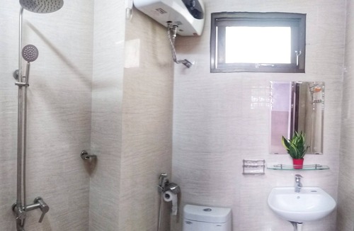 Hai Chau House | Cozy Queen Bedroom & Balcony in friendly Homestay Linterna