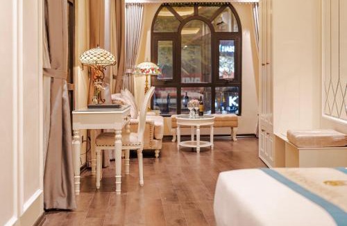 Long Bien Hotel | Delina Castle Coffee & Hotel