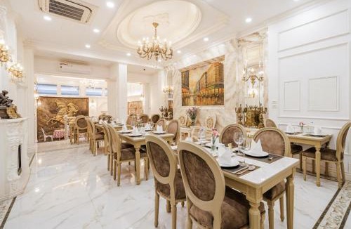 Long Bien Hotel | Delina Castle Coffee & Hotel