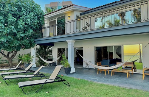 La Cruz de Huanacaxtle Villa | Deluxe Beachfront Villa