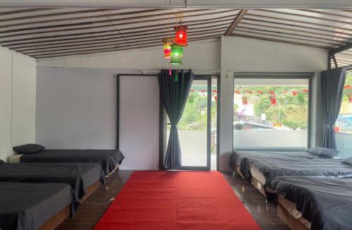 Cat Cat Village Hostel | Elephant homestay