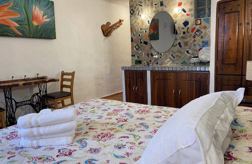Coatepec Hotel | Encantadora Habitación de Mágico Hotel. ¡Es Único! En el Centro de Coatepec