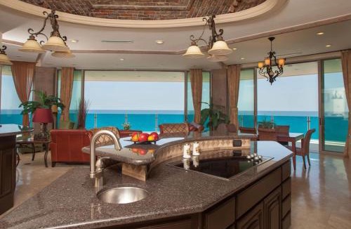 Sandy Beach Apartment | End Unit Penthouse at Esmeralda Private Jacuzzi