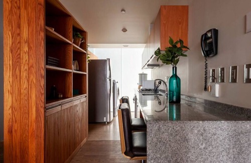 Cuauhtemoc Apartment | Enjoy skyline/city views from this 17th floor flat