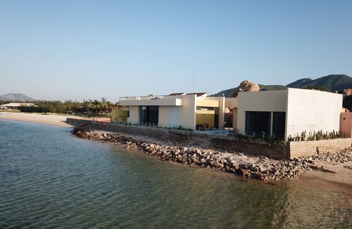 Ninh Hai Bed & Breakfast | Exclusive Oceanfront Bungalow with infinity swimming pool