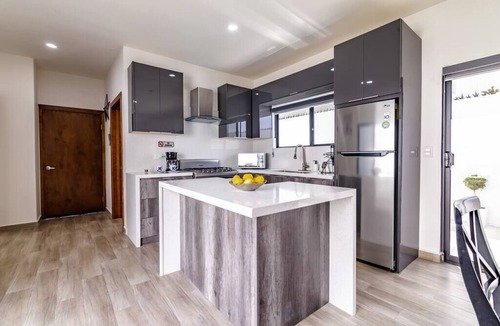 La Joya House | Exclusive San Marino Villa: Modern, Accessible, A/C & Hot Tub