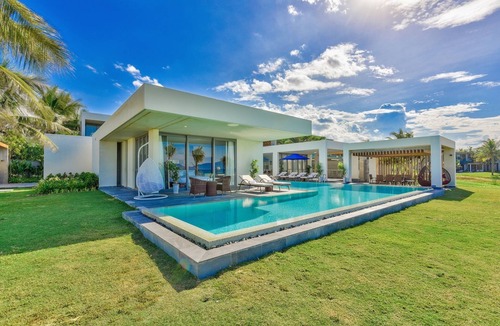 Ngu Hanh Son Villa | Exotic 6-BDR Beachfront Villa with 200sqm pool